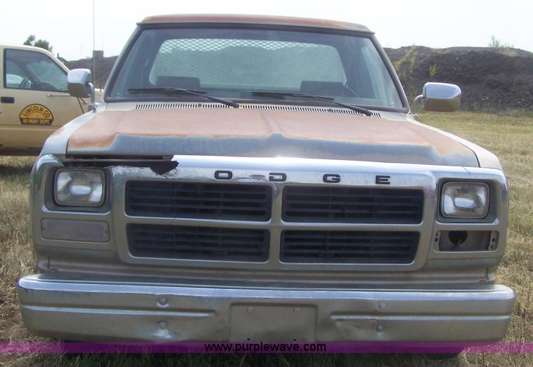 image for item E9275 1992 Dodge D250 pickup truck