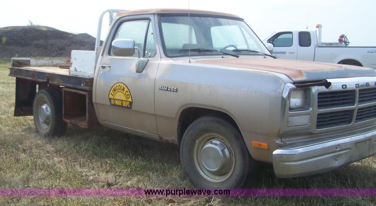 image for item E9275 1992 Dodge D250 pickup truck