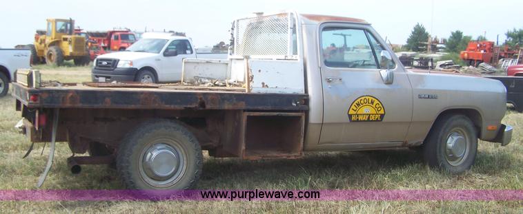image for item E9275 1992 Dodge D250 pickup truck