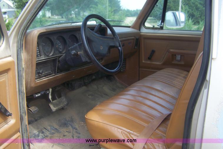 image for item E9275 1992 Dodge D250 pickup truck