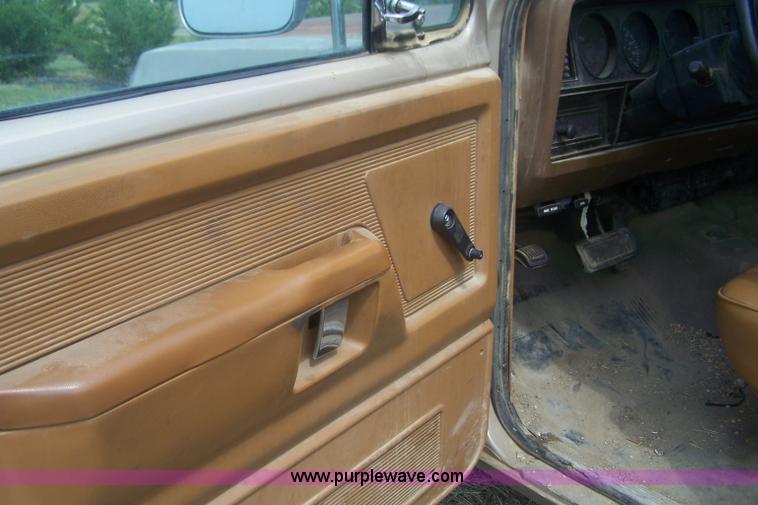 image for item E9275 1992 Dodge D250 pickup truck