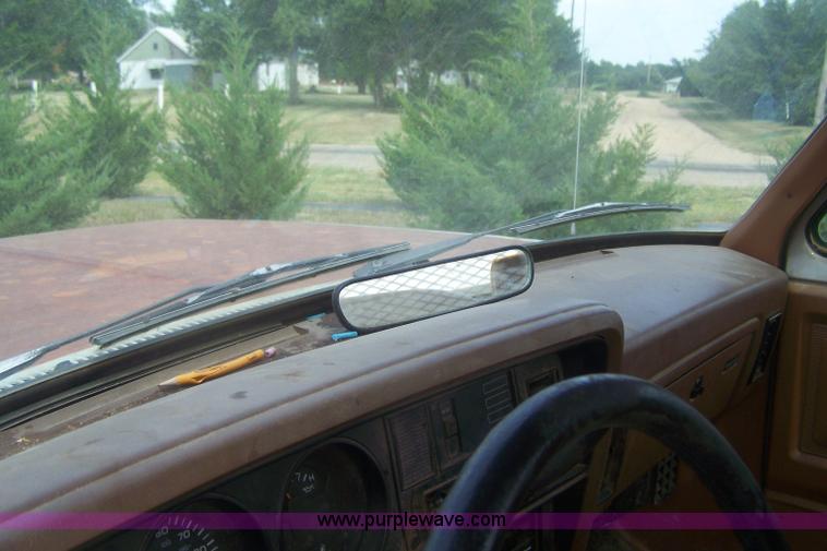 image for item E9275 1992 Dodge D250 pickup truck