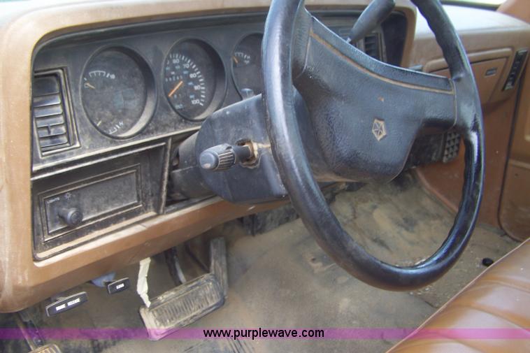 image for item E9275 1992 Dodge D250 pickup truck