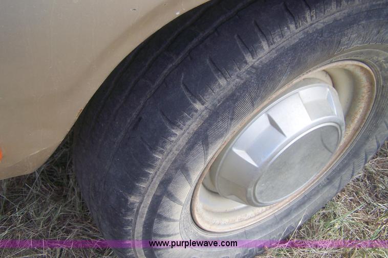 image for item E9275 1992 Dodge D250 pickup truck