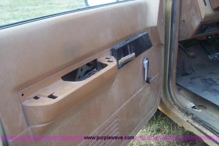 image for item E9276 1990 Chevrolet Cheyenne C2500 pickup truck