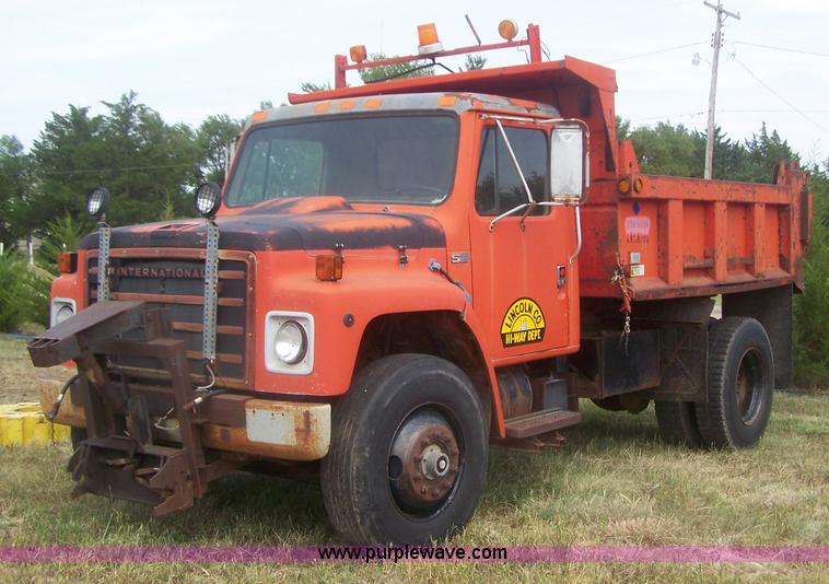 image for item E9277 1986 International 1754 dump truck