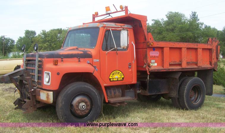 image for item E9277 1986 International 1754 dump truck