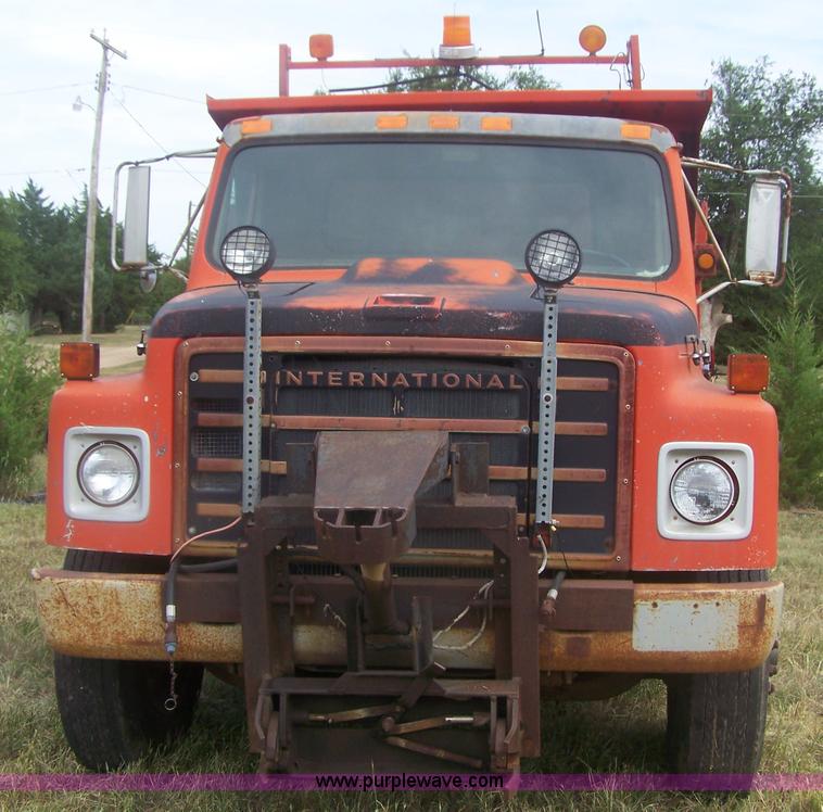 image for item E9277 1986 International 1754 dump truck