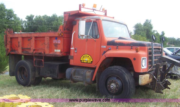 image for item E9277 1986 International 1754 dump truck