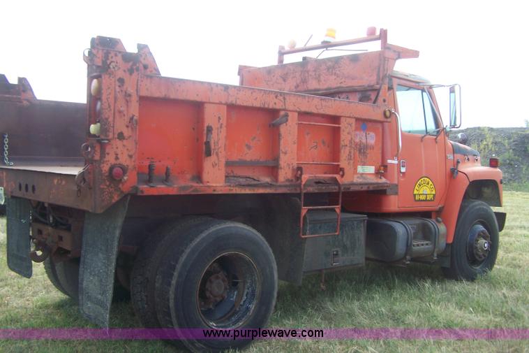 image for item E9277 1986 International 1754 dump truck