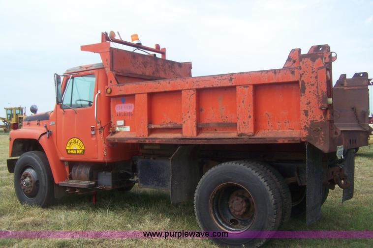image for item E9277 1986 International 1754 dump truck