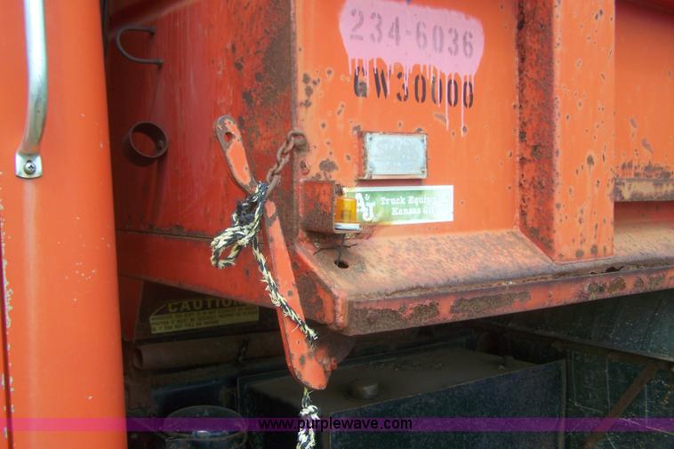 image for item E9277 1986 International 1754 dump truck