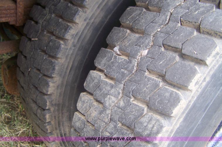 image for item E9277 1986 International 1754 dump truck