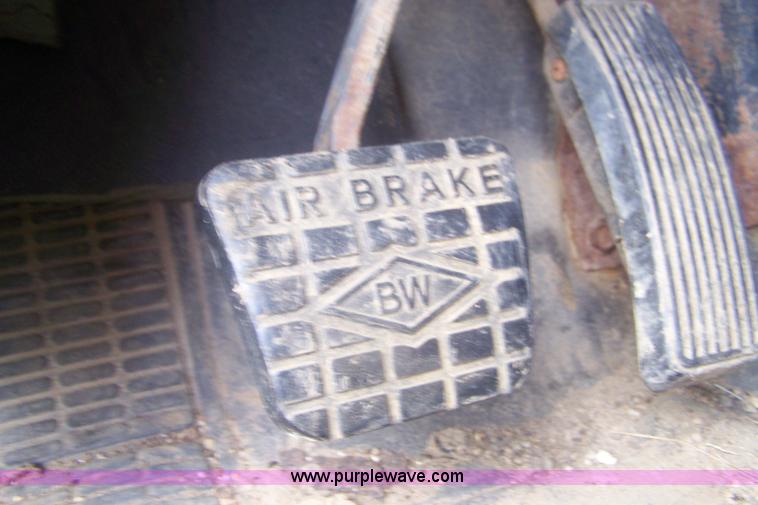 image for item E9277 1986 International 1754 dump truck