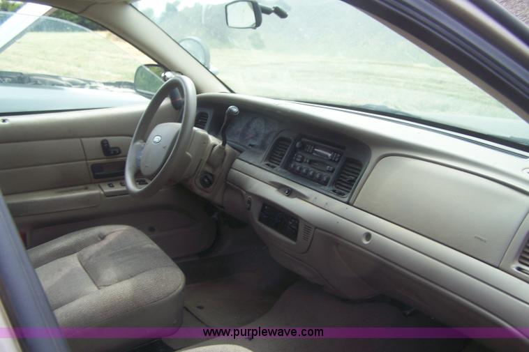 image for item E9282 2005 Ford Crown Victoria Police Interceptor