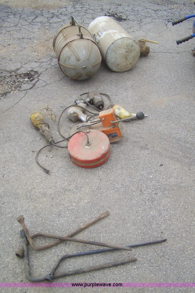 image for item E9294 Assorted tools