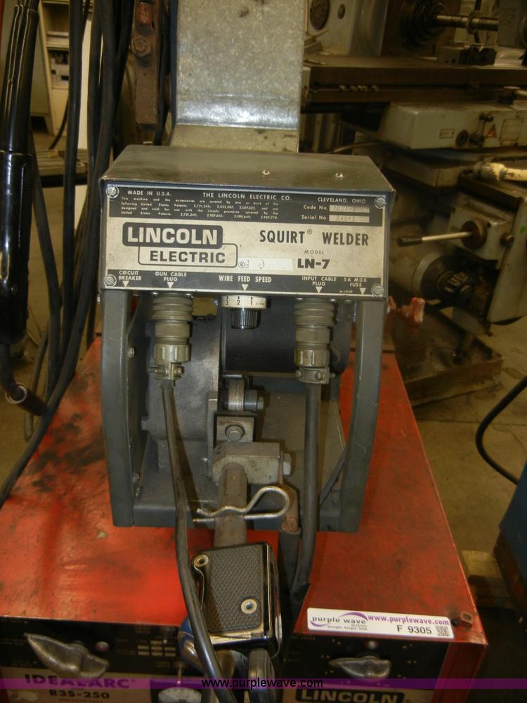 image for item F9305 Lincoln Idealarc R3S-250 MIG welder