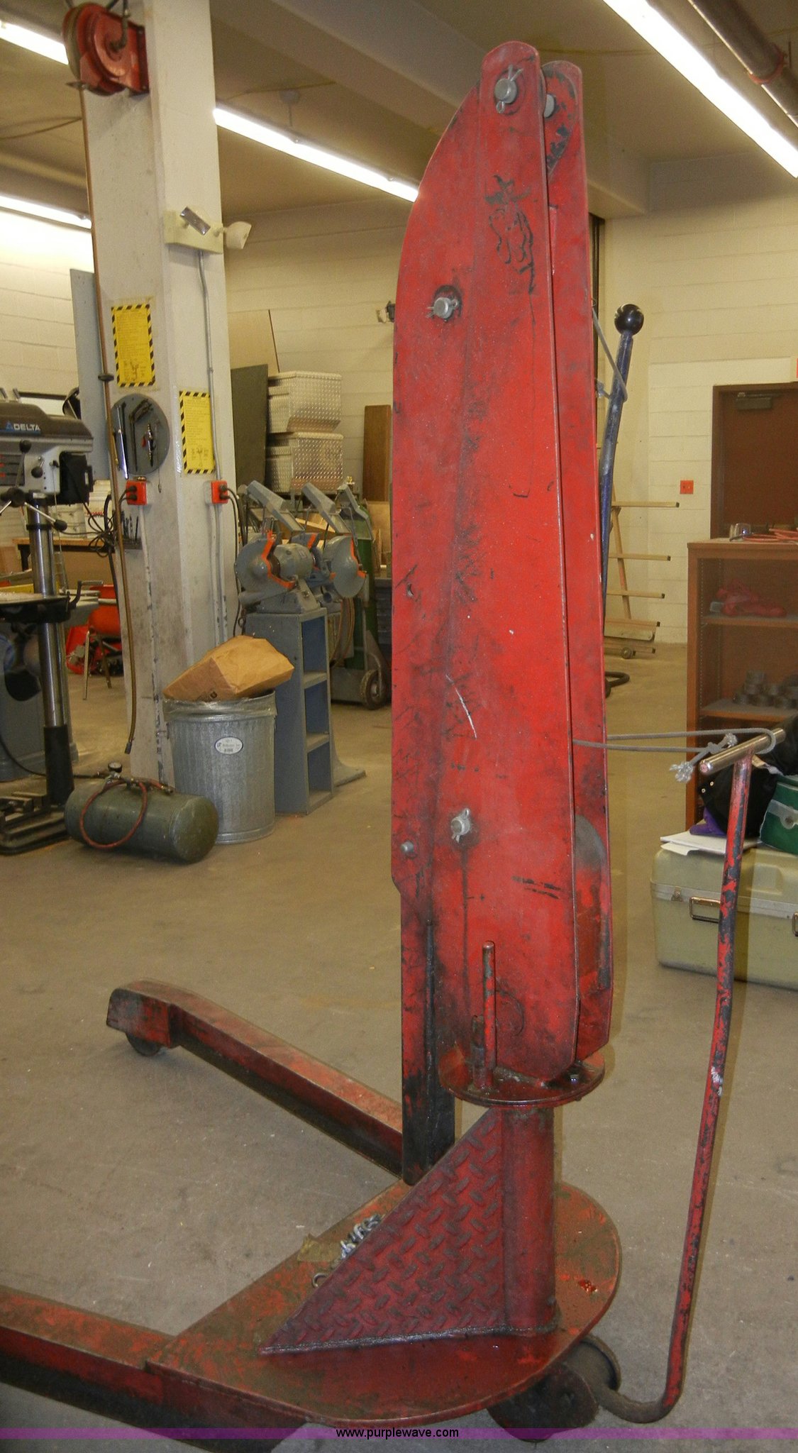 Star Crane 200 hydraulic lift in Manhattan, KS Item F9316 sold Purple Wave