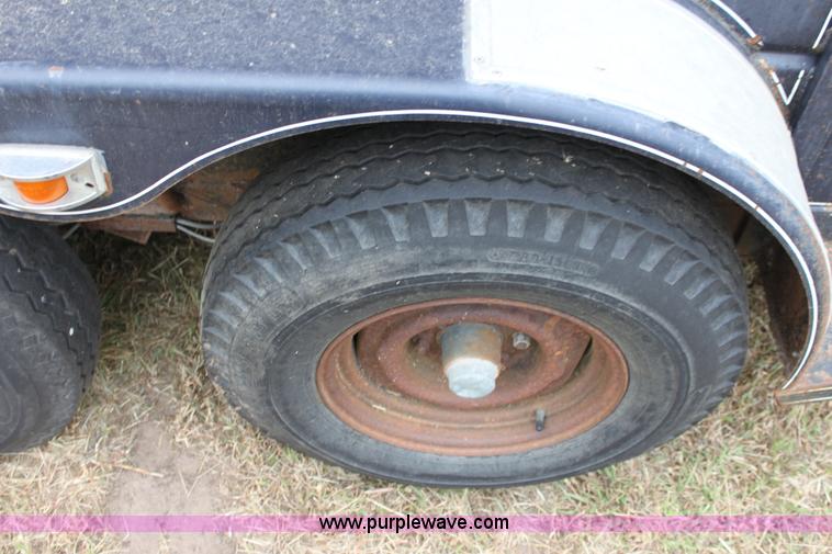 image for item A2860 1992 CM tandem axle stock trailer