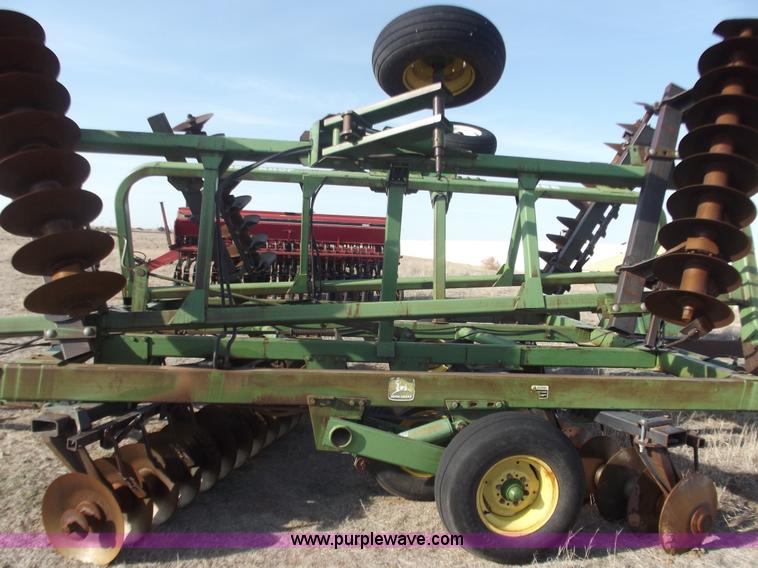 image for item A5387 John Deere 335 30' disk