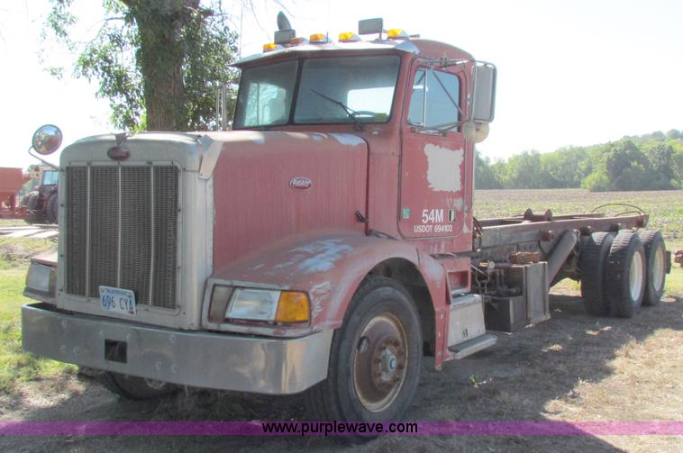 image for item D9037 1988 Peterbilt 377 semi truck