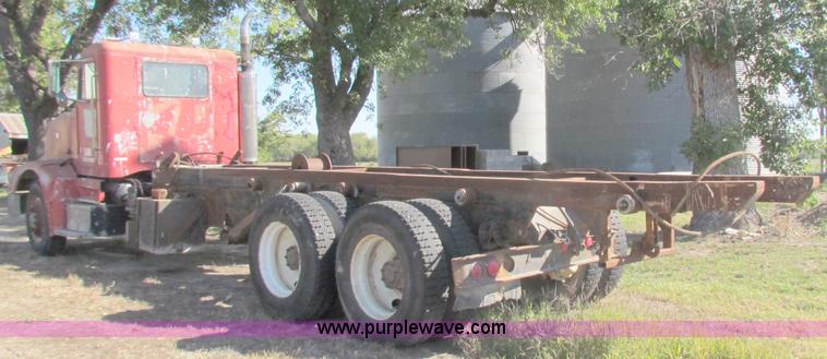 image for item D9037 1988 Peterbilt 377 semi truck