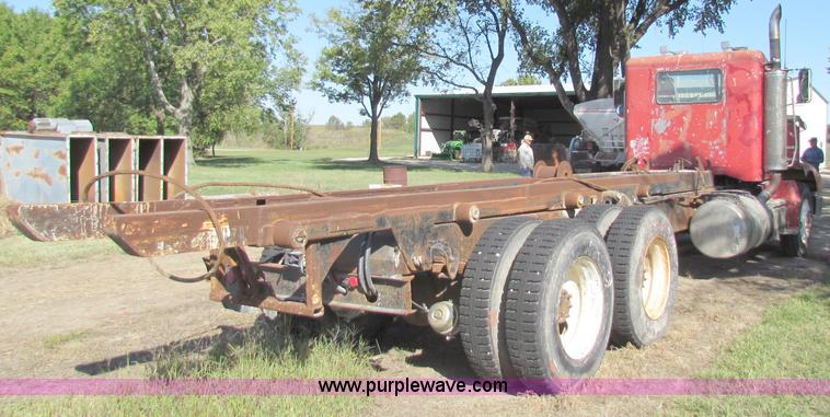 image for item D9037 1988 Peterbilt 377 semi truck