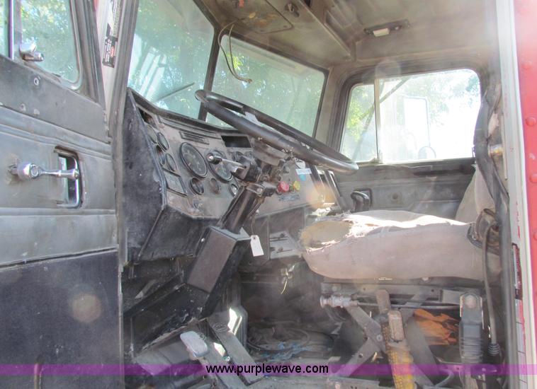 image for item D9037 1988 Peterbilt 377 semi truck