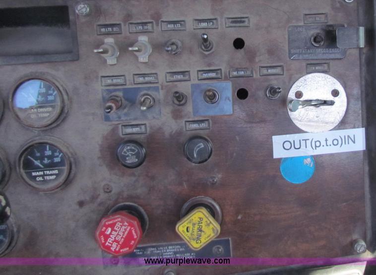 image for item D9037 1988 Peterbilt 377 semi truck