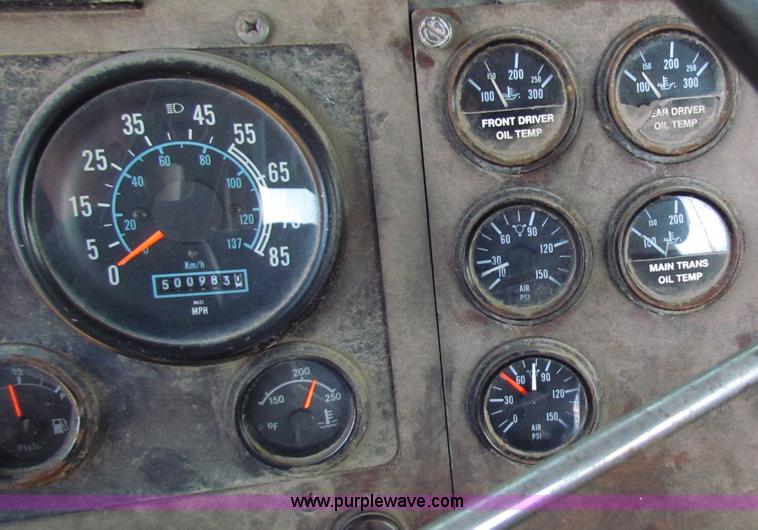 image for item D9037 1988 Peterbilt 377 semi truck