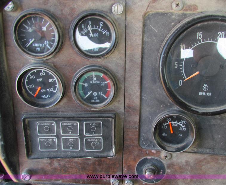 image for item D9037 1988 Peterbilt 377 semi truck