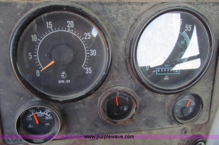 image for item D9037 1988 Peterbilt 377 semi truck