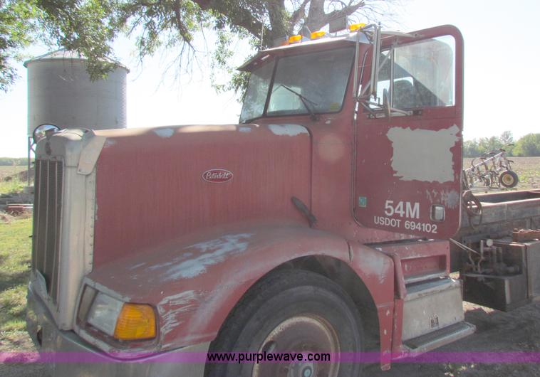 image for item D9037 1988 Peterbilt 377 semi truck