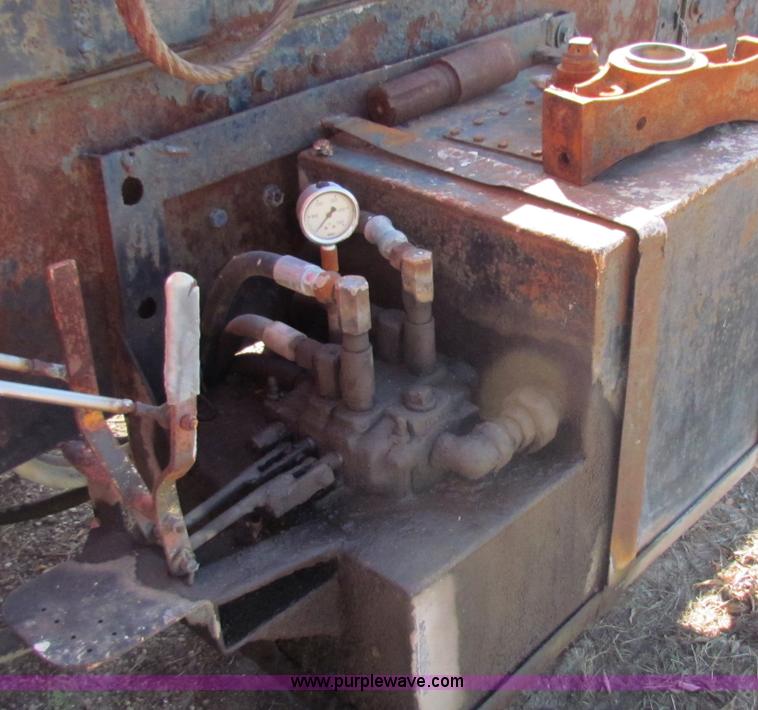 image for item D9037 1988 Peterbilt 377 semi truck