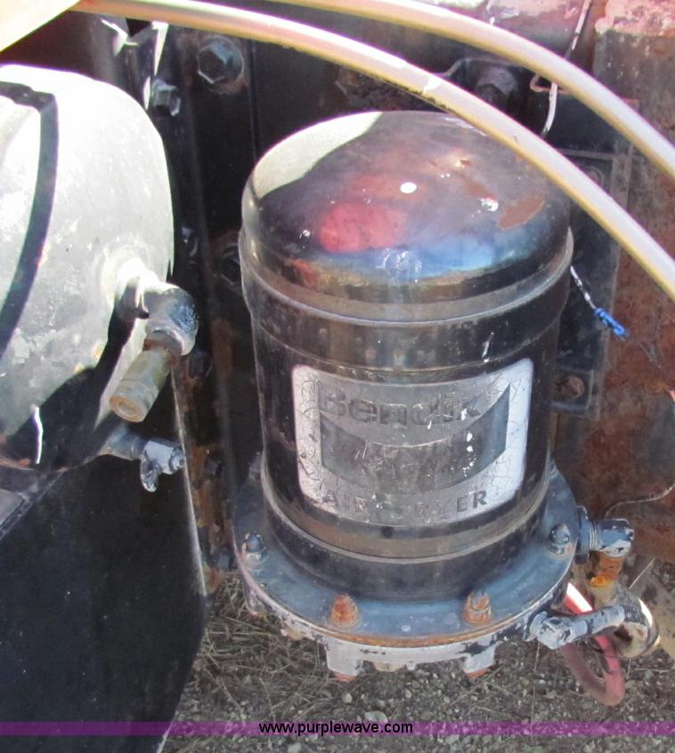 image for item D9037 1988 Peterbilt 377 semi truck