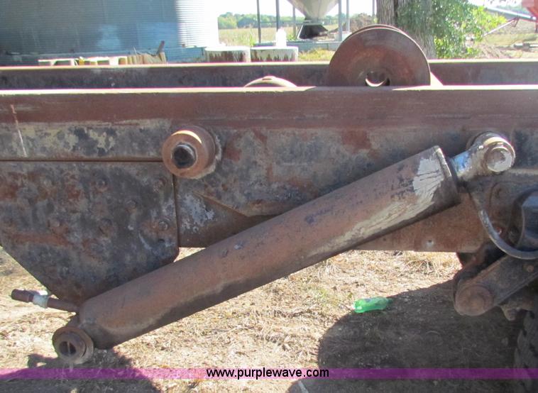 image for item D9037 1988 Peterbilt 377 semi truck