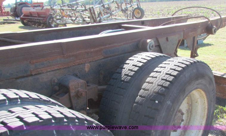 image for item D9037 1988 Peterbilt 377 semi truck