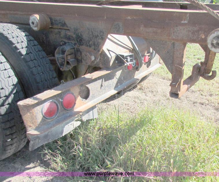 image for item D9037 1988 Peterbilt 377 semi truck