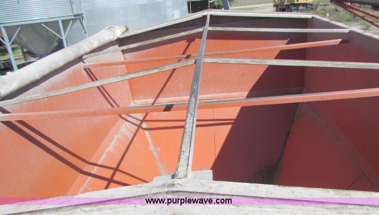 image for item D9043 Wetmore 400 bushel grain cart