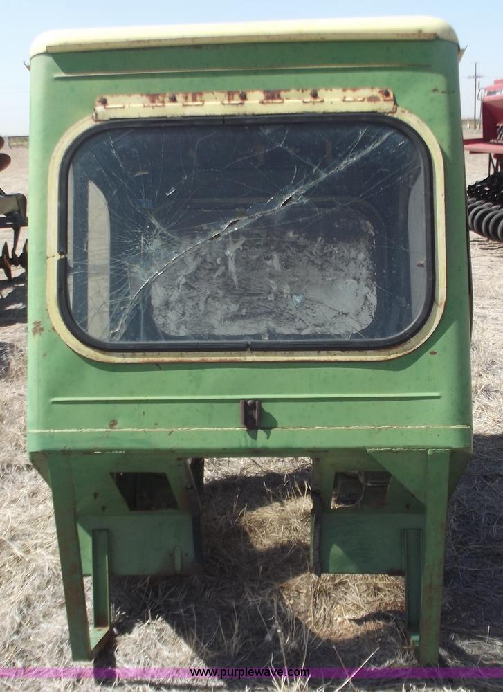 image for item F9550 Egging tractor cab from John Deere 4020