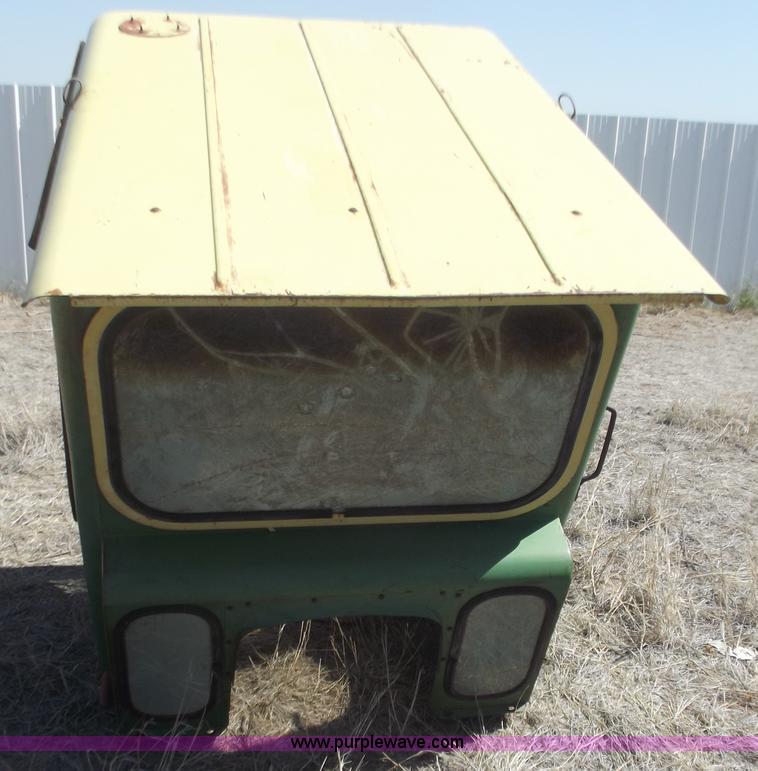 image for item F9550 Egging tractor cab from John Deere 4020