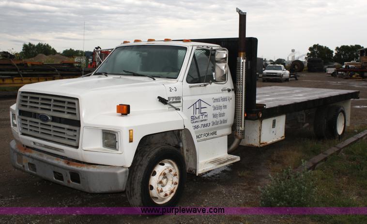 image for item A2337 1989 Ford F700 flatbed truck