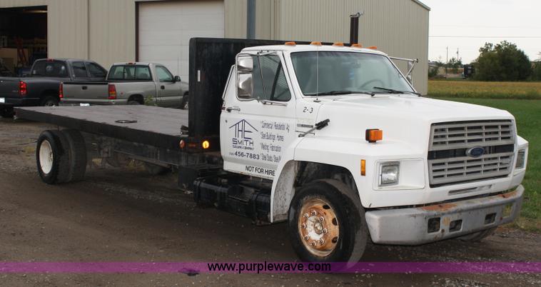 image for item A2337 1989 Ford F700 flatbed truck