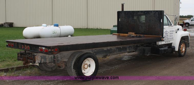 image for item A2337 1989 Ford F700 flatbed truck