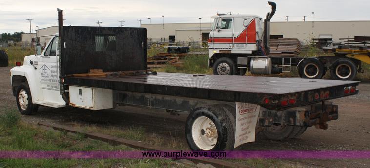 image for item A2337 1989 Ford F700 flatbed truck