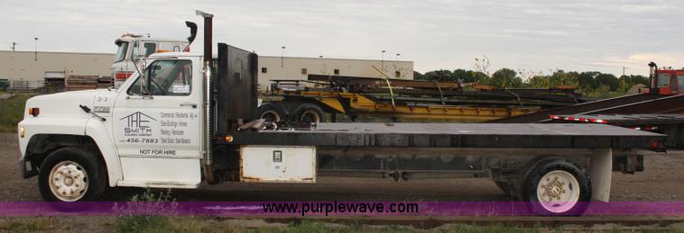 image for item A2337 1989 Ford F700 flatbed truck