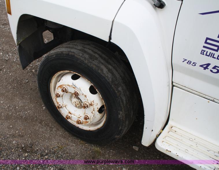 image for item A2337 1989 Ford F700 flatbed truck