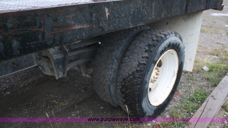 image for item A2337 1989 Ford F700 flatbed truck