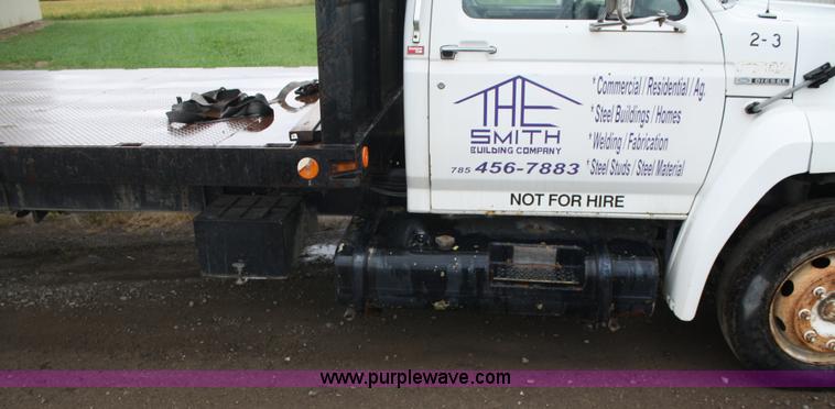 image for item A2337 1989 Ford F700 flatbed truck