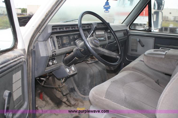 image for item A2337 1989 Ford F700 flatbed truck